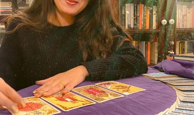 Charu Kumar - International Tarot Card Reader